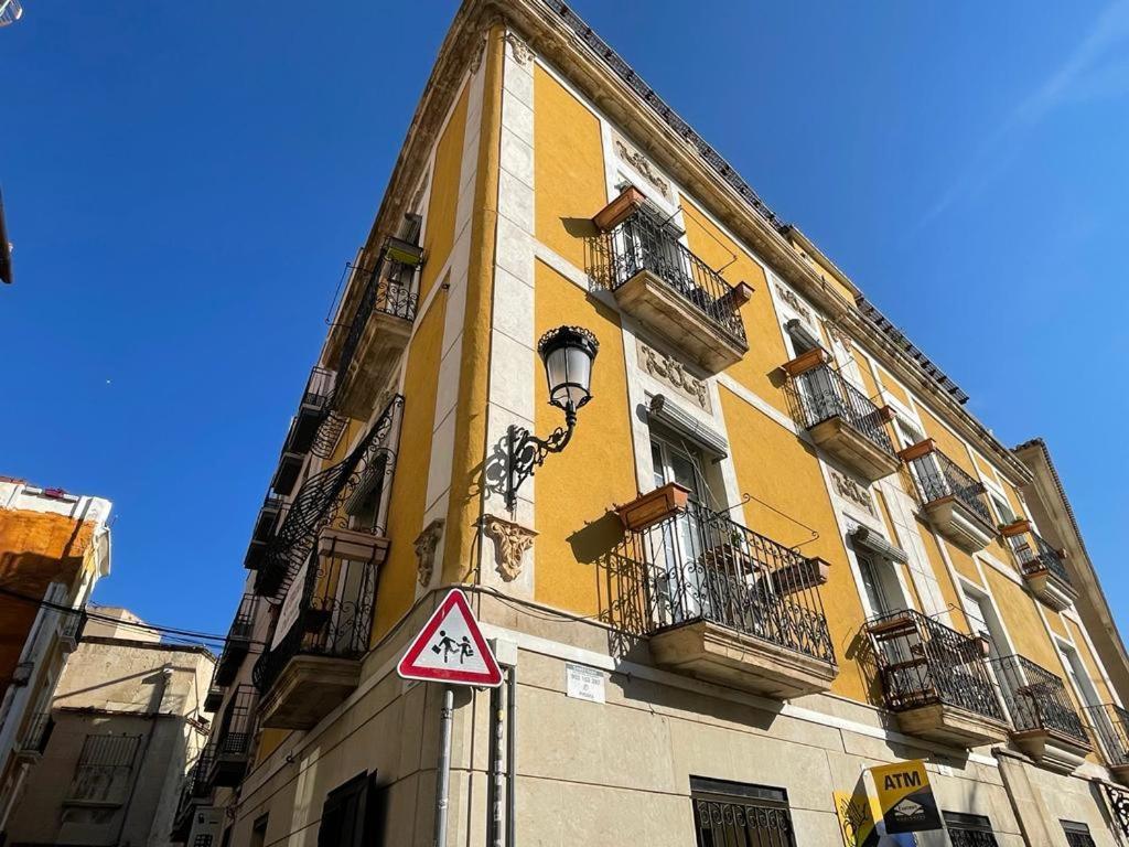 Edificio Amarillo En El Barrio Apartment Alicante Exterior foto