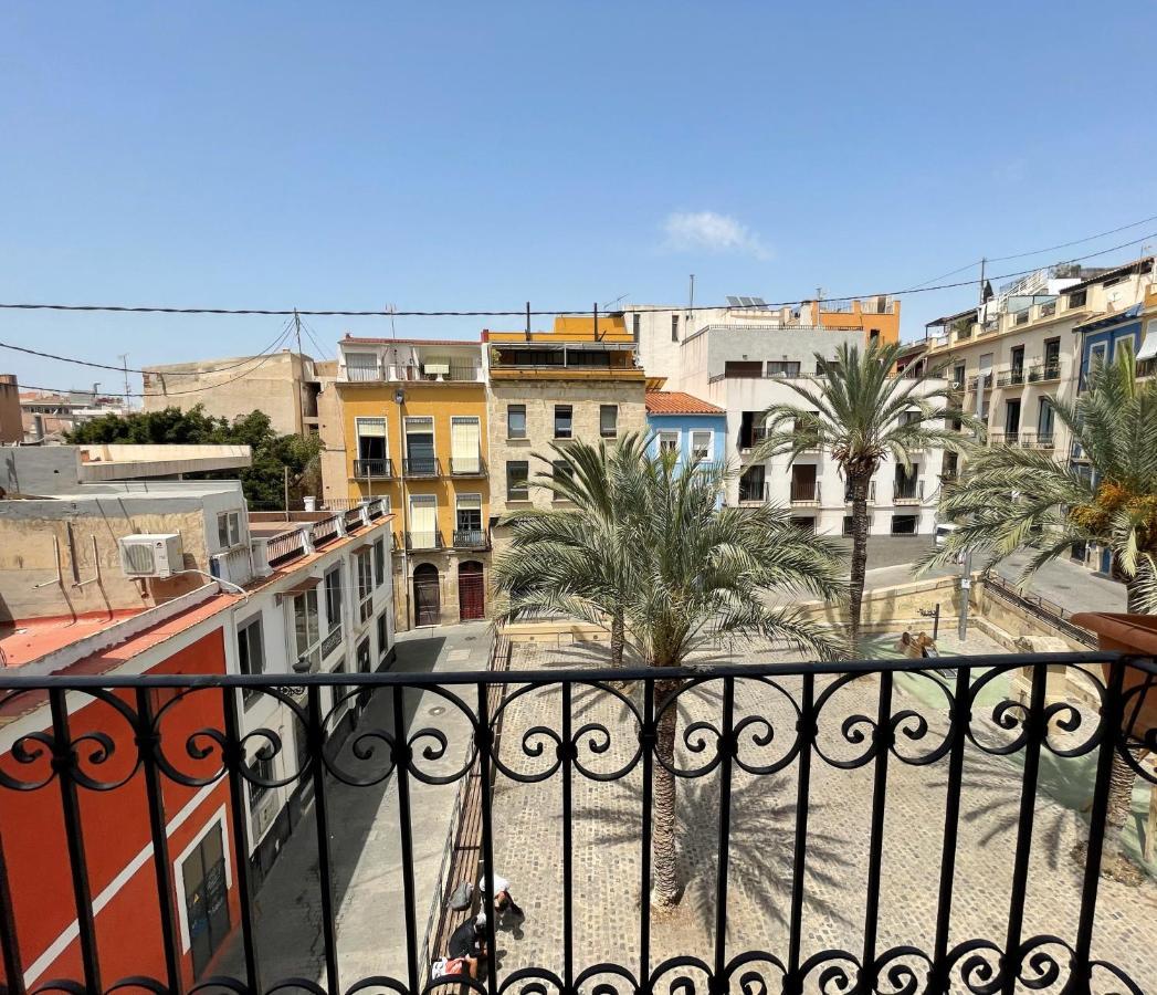 Edificio Amarillo En El Barrio Apartment Alicante Exterior foto
