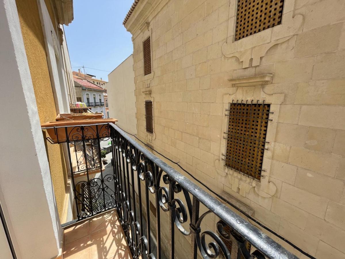 Edificio Amarillo En El Barrio Apartment Alicante Exterior foto