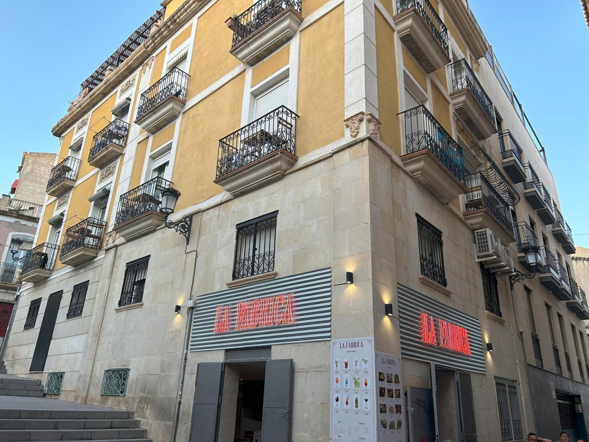 Edificio Amarillo En El Barrio Apartment Alicante Exterior foto
